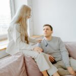 Pár beszélget a kanapén az intimitásról - szexuális kommunikáció útmutató