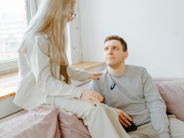 Pár beszélget a kanapén az intimitásról - szexuális kommunikáció útmutató