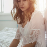 Nő az ágyon elgondolkodva - miért fájhat a szex