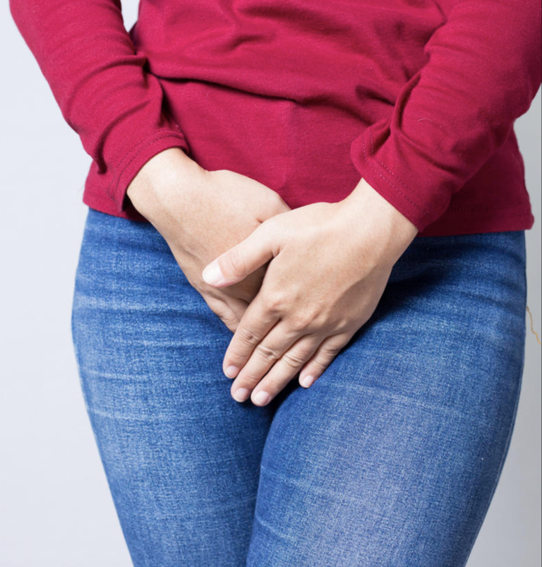 Nő kezekkel az öle előtt - húgyúti fertőzés szex után