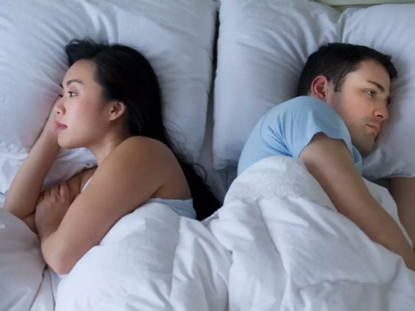 Pár egymásnak háttal az ágyban - ha a párod nem akar szexelni