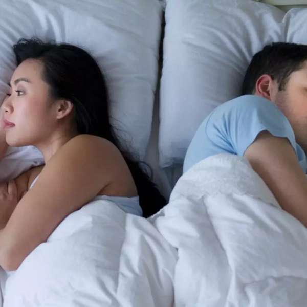 Pár egymásnak háttal az ágyban - ha a párod nem akar szexelni