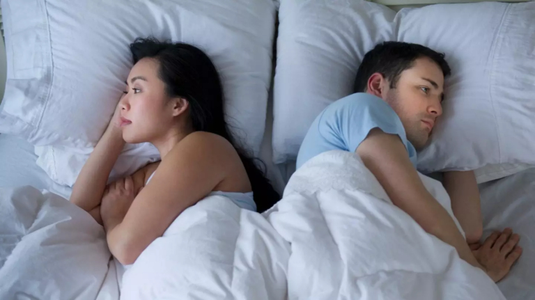Pár egymásnak háttal az ágyban - ha a párod nem akar szexelni