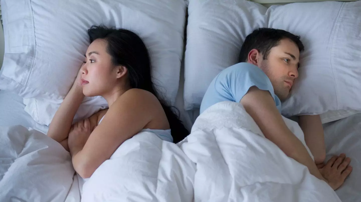 Pár egymásnak háttal az ágyban - ha a párod nem akar szexelni